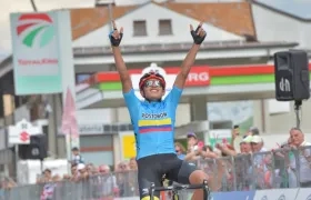 Juan Diego Alba se impone en la línea de meta. 