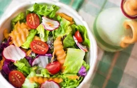 Un nuevo estudio demuestra que el aceite de oliva virgen extra facilita la absorción y la bioactividad de las hortalizas. 