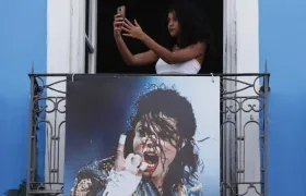 Una joven se hace una foto en un balcón, donde se grabo el video del cantante 