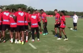 Edder Farías y Luis 'Cariaco' González antes de entrar al 'pasillo' que les prepararon sus compañeros. 