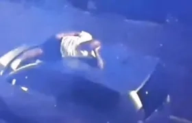 Wesley Sneijder en el momento en que se trepó al carro. 