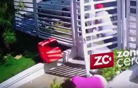 Momento en que el homicida emprende la huida dejando el maletín de domicilios que utilizó como señuelo.