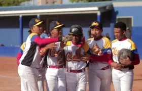 Jugadores de Colombia-Falcon celebran una anotación. 
