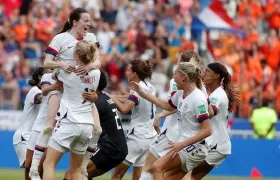 Jugadoras de Estados Unidos celebran el gol de Rose Lavelle.
