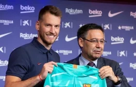 El portero brasileño Neto, posa junto al presidente del Barcelona, Josep María Bartomeu.