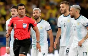 Roddy Zambrano recibe las quejas de varios jugadores argentinos. 