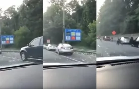 Conductores recogiendo billetes del piso.