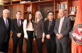 Los estudiantes exaltados y los académicos que los acompañaron.