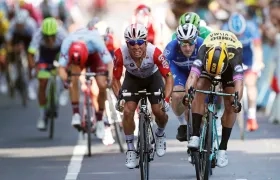 Caleb Ewan se impone en la llegada. 