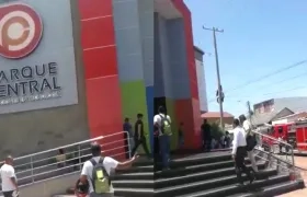 Máquinas del Cuerpo de Bomberos en el Parque Central