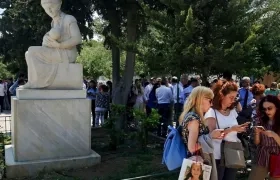 Los ciudadanos se reúnen en un área abierta después de un terremoto, en el centro de Atenas, Grecia.