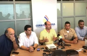 El Director de Cormagdalena, Pedro Pablo Jurado, con autoridades portuarias este sábado en Barranquilla.