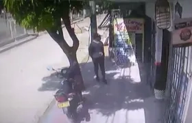 El ladrón quedó grabado al ingresar a la tienda y luego al salir corriendo.