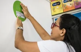 El sticker verde se entrega a las droguerías que cumplen con todo lo exigido en la normatividad vigente.