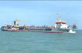 La draga 'Medway' permaneció fondeada en la zona próxima de Bocas de Ceniza.