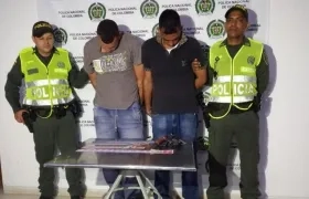Los presuntos fleteros fueron perseguidos por motociclistas y capturados por la Policía.