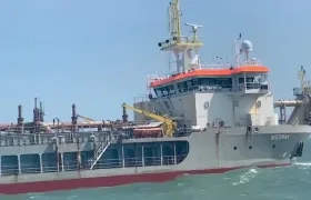 La draga 'Medway' no pudo pasar de Bocas de Ceniza.