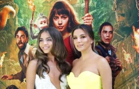 Isabela Moner (Dora) y Eva Longoria (madre de Dora), en la premier de 'Dora y la ciudad perdida'.