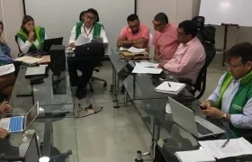 Funcionarios de la Supersalud en la intervención a Comfacor.