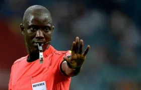 El árbitro gambiano Bakary Gassama. 