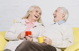 Las personas mayores jubiladas experimentan más emociones agradables y menos emociones desagradables. 