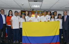 Ministro de Salud entregó la bandera a los deportistas trasplantados.