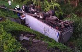 Así quedó el camión accidentado.
