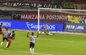 El argentino Matías Pisano cobrando el tiro penal que le dio el triunfo al América de Cali.