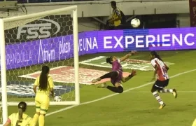 Espectacular rechazo de la arquera visitante Franyeli Rodríguez.