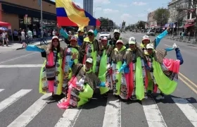 Grupo de monocucos en Nueva York, que hacen parte de 'La Chiva Periodística'.
