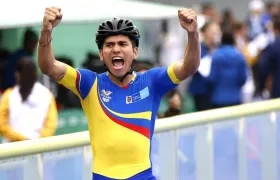 Pedro Causil cruzando la meta como ganador de la prueba.