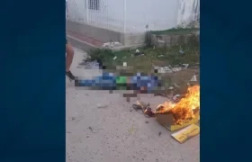 El hombre quedó tendido por espacio de unos minutos hasta que en un motocarro lo sacaron del lugar.