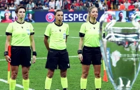 Stephanie Frappart acompañada de sus asistentes antes del inicio del partido. 