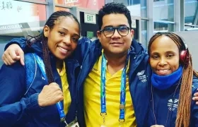 Alberto Torres, presidente de la Fecolbox, al lado de las medallistas de oro Jessica Caicedo e Ingrit Valencia. 