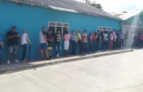 Larga fila frente a la Registraduría de Malambo.