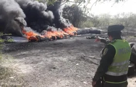 Las llantas que estaban quemando los sujetos capturados.