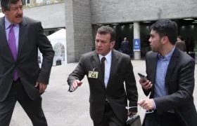 Carlos Palacino Antía (centro).