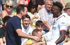 Frank Lampard festeja con Tammy Abraham. 