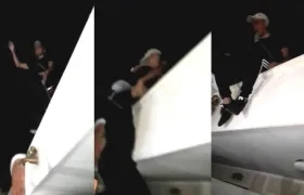 Momentos en que adolescentes se suben a un plafón de una vivienda.