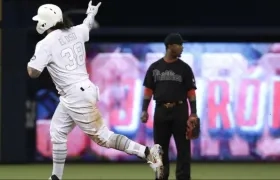 Jorge Alfaro celebra tras su cuadrangular. 