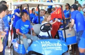 La candidata Elsa Noguera con habitantes del corregimiento de Gallego.