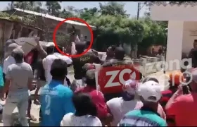 Momento en el que saca el arma.