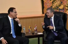 Presidente de Perú conversa con el Presidente de Colombia.