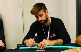 Gerard Piqué durante el juego de póker. 