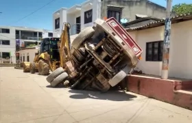 Así quedó la volqueta luego que el pavimento cediera.