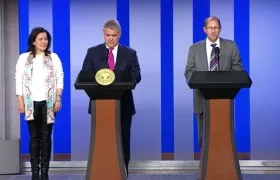 El CEO de Coursera, Jeff Maggioncalda, derecha; Presidente Duque al centro y la ministra de las TIC.