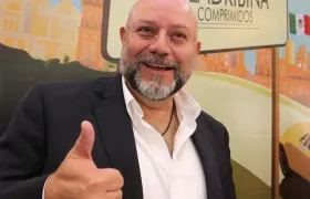 El primer síntoma en Rogelio Valles fue la sensación de tener telarañas cubriéndole el rostro, después perdió fuerza en una parte del cuerpo.