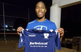 Caster Semenya con la camiseta de su nuevo equipo. 
