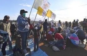 Fieles asisten a un acto del Papa Francisco en Madagascar.