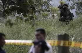 Autoridades en un levantamiento de cadáver en zona rural.